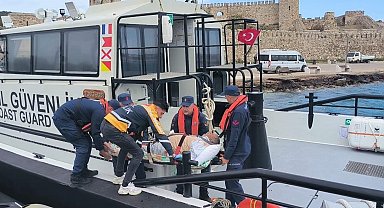 Bozcaada'da solunum yetmezliği çeken hastanın tıbbi tahliyesi Sahil Güvenlik ekiplerince gerçekleştirildi