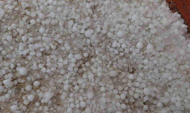 Bozkır'da dolu yağışı tarım arazilerine zarar verdi