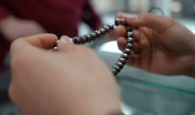 Brezilya'da yetişen meyveden Erzincan'da tespih yapılıyor