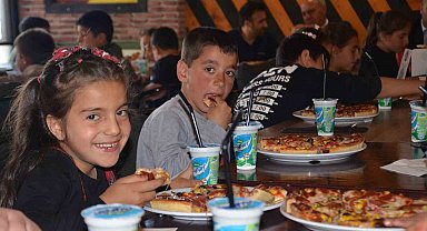 Bulanık'ta köy çocuklarına pizza ikramı