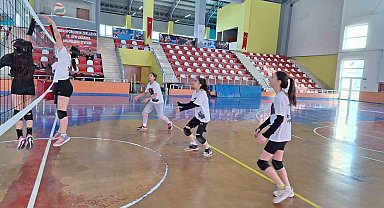Bulanık'ta voleybol antrenmanlarına yoğun ilgi