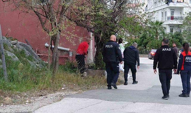 Bunalıma girip kayalıklara çıkan genç, ekipleri alarma geçirdi