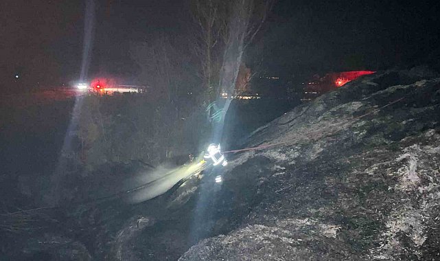 Burdur'da 3 farklı noktada başlayan sazlık yangınında 15 dekar alan yandı