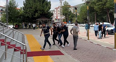 Burdur'da aracının önünü kesip halasının oğlunu öldüren genç ve eşi için müebbet ceza talebi