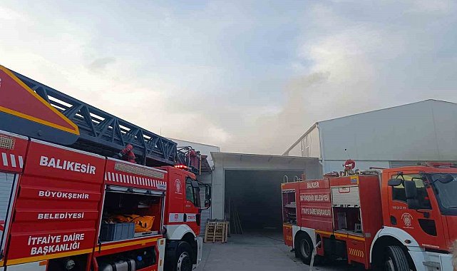 Burhaniye'de marangoz atölyesi alevlere teslim oldu