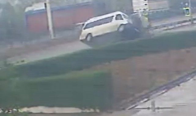 Bursa'da 1 çocuğun öldüğü, 5 kişinin yaralandığı kaza anı kamerada