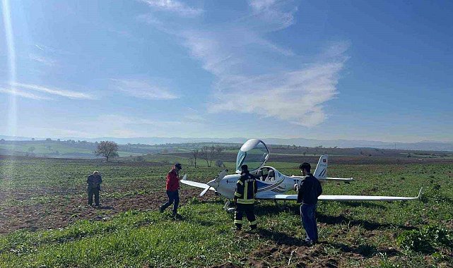 Bursa'da eğitim uçağı tarlaya mecburi iniş yaptı