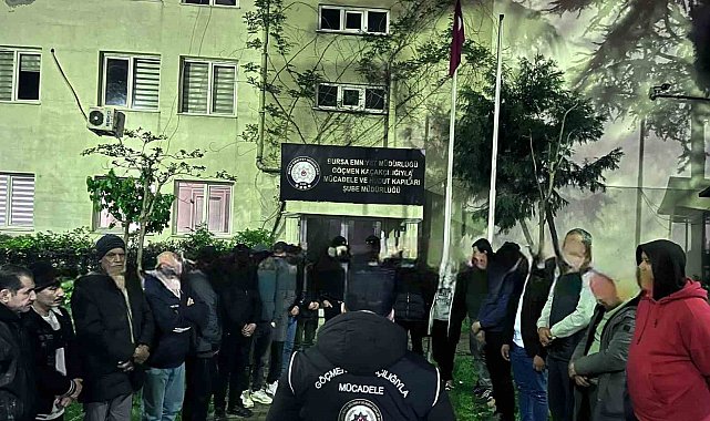 Bursa'da göçmen kaçakçılığı operasyonu: 2 şüpheli, 21 kaçak göçmen yakalandı