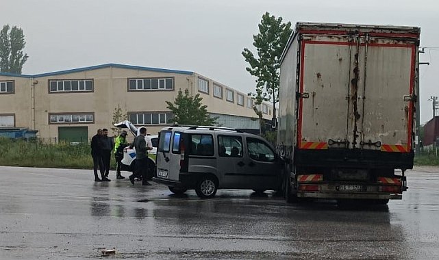 Bursa'da hafif ticari araç kamyonla çarpıştı: 1 yaralı