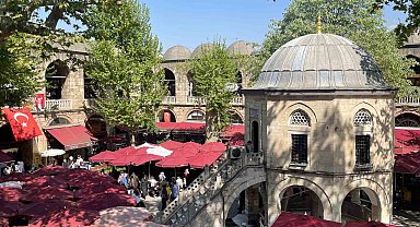 Bursa'nın tarihi çarşıları ve Hanlar Bölgesi'nde hafta sonu yoğunluğu