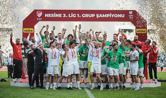 Bursaspor, şampiyonluk kupasını kaldırdı