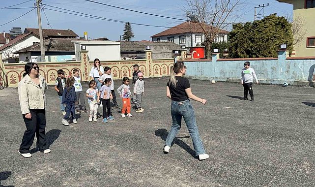 Burslarından fedakarlık yapıp köy çocuklarını sevindirdiler