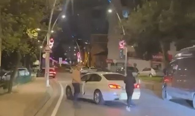 Büyükçekmece'de yol kesip aracı yumruklayan sürücü kamerada