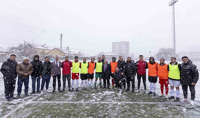 Büyükkılıç, Görme Engelliler B1 Futbol Milli Takımı'nın Kayseri Kampı'nı ziyaret etti