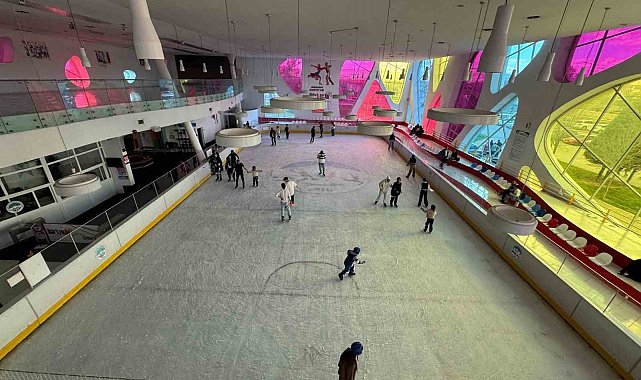 Büyükşehir'in buz pateni pisti, bayramda gençlerin ve çocukların vazgeçilmezi oldu