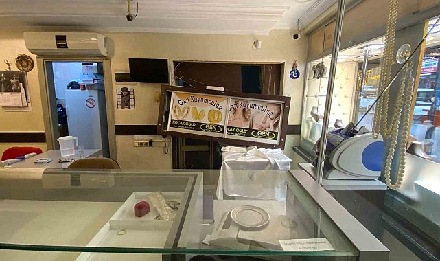 Çaldığı otomobille gelip camii duvarını kırıp kuyumcu soydu