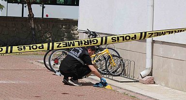 Cam silerken 4'üncü kattan düşen kadın ağır yaralandı