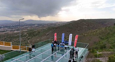 Cam teras üzerinde masa tenisi karşılaşması, renkli görüntüler oluşturdu