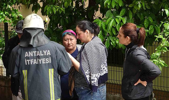 Çamaşır makinesinden çıkan yangın apartman sakinlerini sokağa döktü