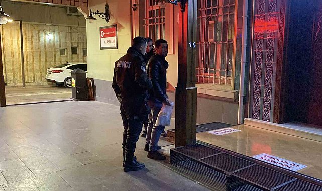 Camide uyuyan adam içeride mahsur kaldı