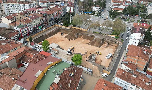 Çamura saplanan kamyonu kurtarmak isteyen sürücü, kamyonu ile 10 metreden düşerek ters döndü