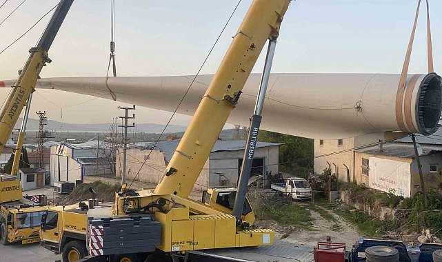 Çanakkale'de fabrika üzerine devrilen rüzgar gülü 9 saatlik çalışmayla kaldırıldı