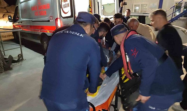 Çanakkale'de göğüs kafesi kemiği kırığı tanısı konulan hasta Sahil Güvenlik ekiplerince tahliye edildi