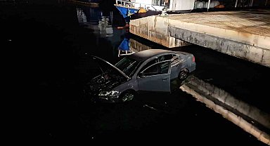 Çanakkale'de park halinde olan otomobil denize düştü