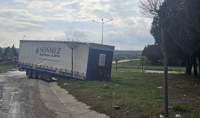 Çanakkale'de seyir halindeki tırın dorsesi çıktı