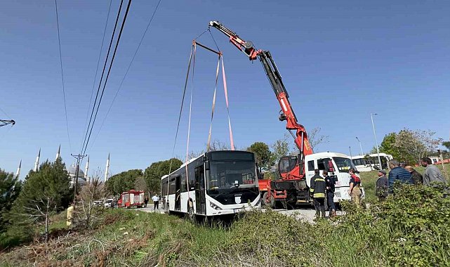 Çanakkale'de yoldan çıkan otobüste şoför mahsur kaldı