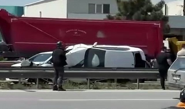 Çarpıştığı otomobil ile bariyer arasında sıkıştı