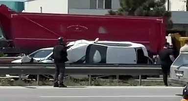 Çarpıştığı otomobil ile bariyer arasında sıkıştı