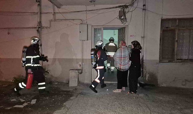 Çatıda çıkan yangın mahalle sakinlerini sokağa döktü