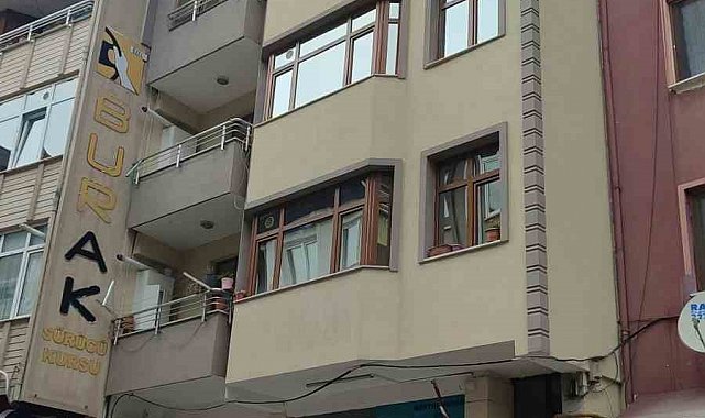 Çatıdan düşen kalaslar paniğe neden oldu