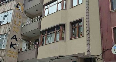 Çatıdan düşen kalaslar paniğe neden oldu