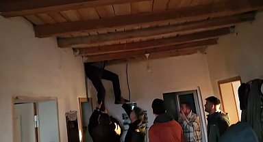 Çatıya saklanan firari hükümlü jandarmanın film gibi operasyonu ile yakalandı