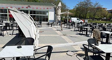 Çay içmeye diye oturduğu kafe bahçesinde tente üzerine devrildi