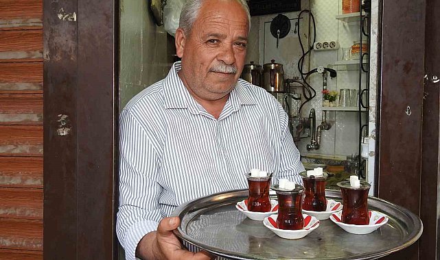 Çaycı İsmet Usta'nın ocağı 35 yıldır bir metrekarelik dükkanda kaynıyor