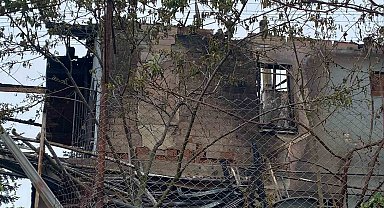 Cenazeye giden ailenin evi alevlere teslim oldu