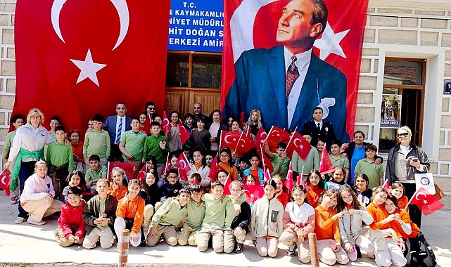 Çeşme'de minik kalplerden polislere anlamlı ziyaret