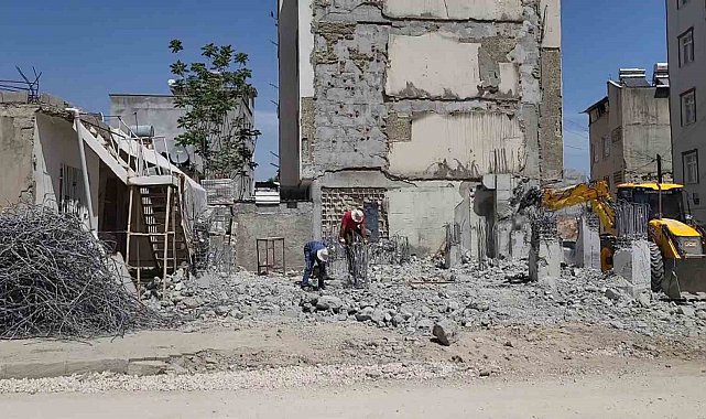 Çevre, Şehircilik ve İklim Değişikliği ekipleri projeye uygun olmayan yapıları yıkıyor