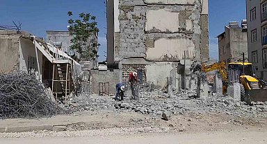 Çevre, Şehircilik ve İklim Değişikliği ekipleri projeye uygun olmayan yapıları yıkıyor