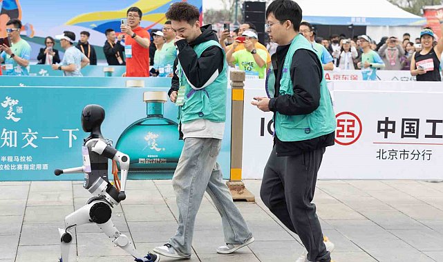 Çinli robotlar ilk kez yarı maratonda insanlarla koştu