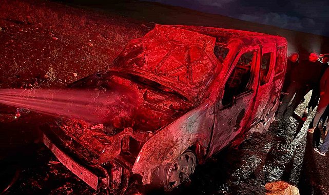 Cizre'de alevlere teslim olan hafif ticari araç kullanılmaz hale geldi