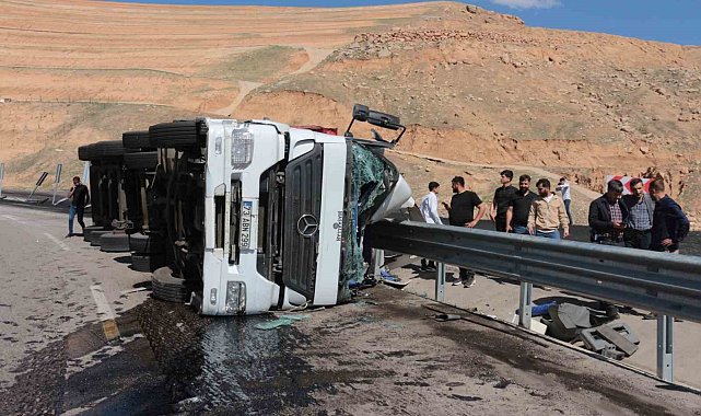 Cizre'de freni boşalan tır devrildi: 1 yaralı