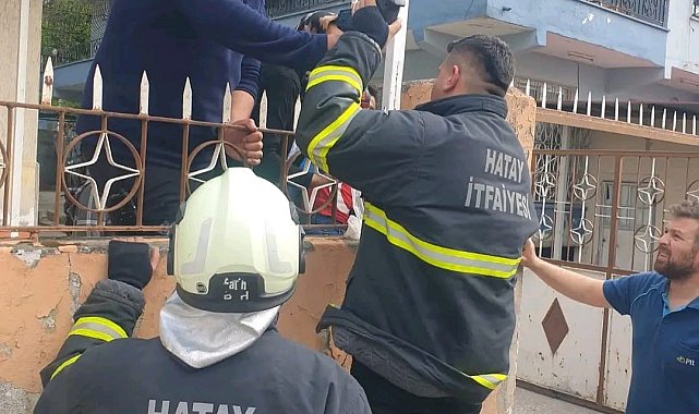 Çocuğun kolu demir korkuluğa saplandı