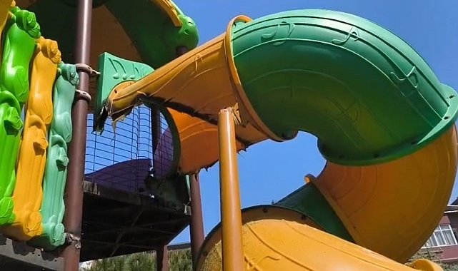 Çocuk parkındaki kaydırağı yakarak tahrip ettiler