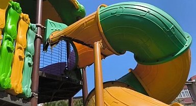 Çocuk parkındaki kaydırağı yakarak tahrip ettiler