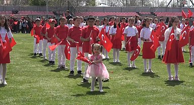 Çocuklar gösterilerde dayanamayıp sahneye çıktı