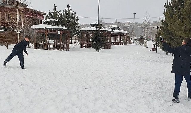Çocuklar karın tadını kar topu ve futbol oynayarak çıkardı